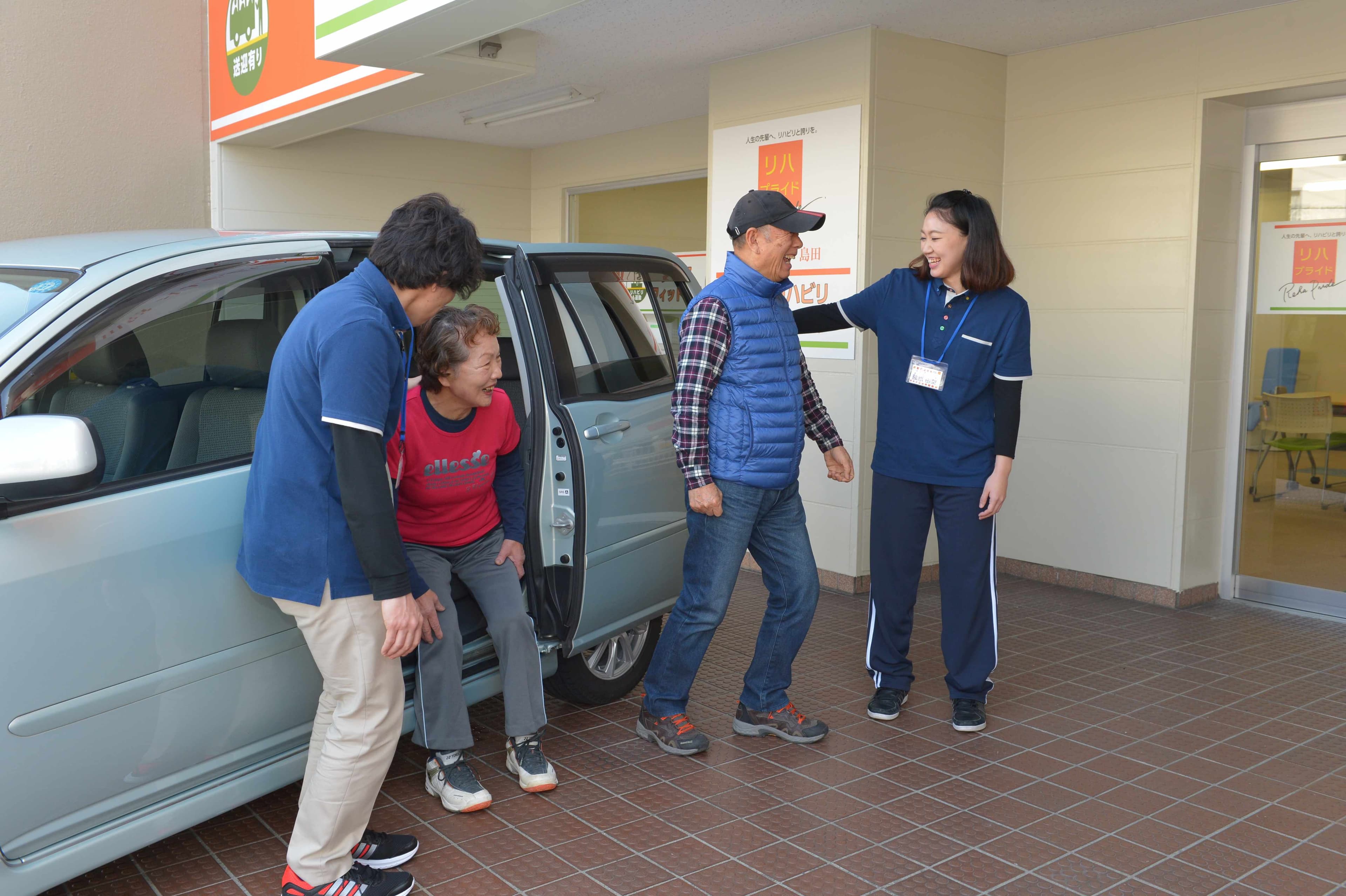 清潔な送迎車と笑顔で利用者を迎えるドライバーの様子